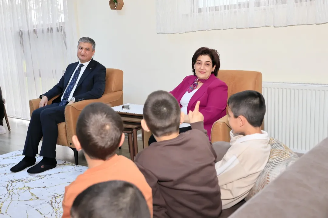 Vali Yavuz, Çocuk Evleri Sitesi’nde Bayram Sevincine Ortak Oldu (2)