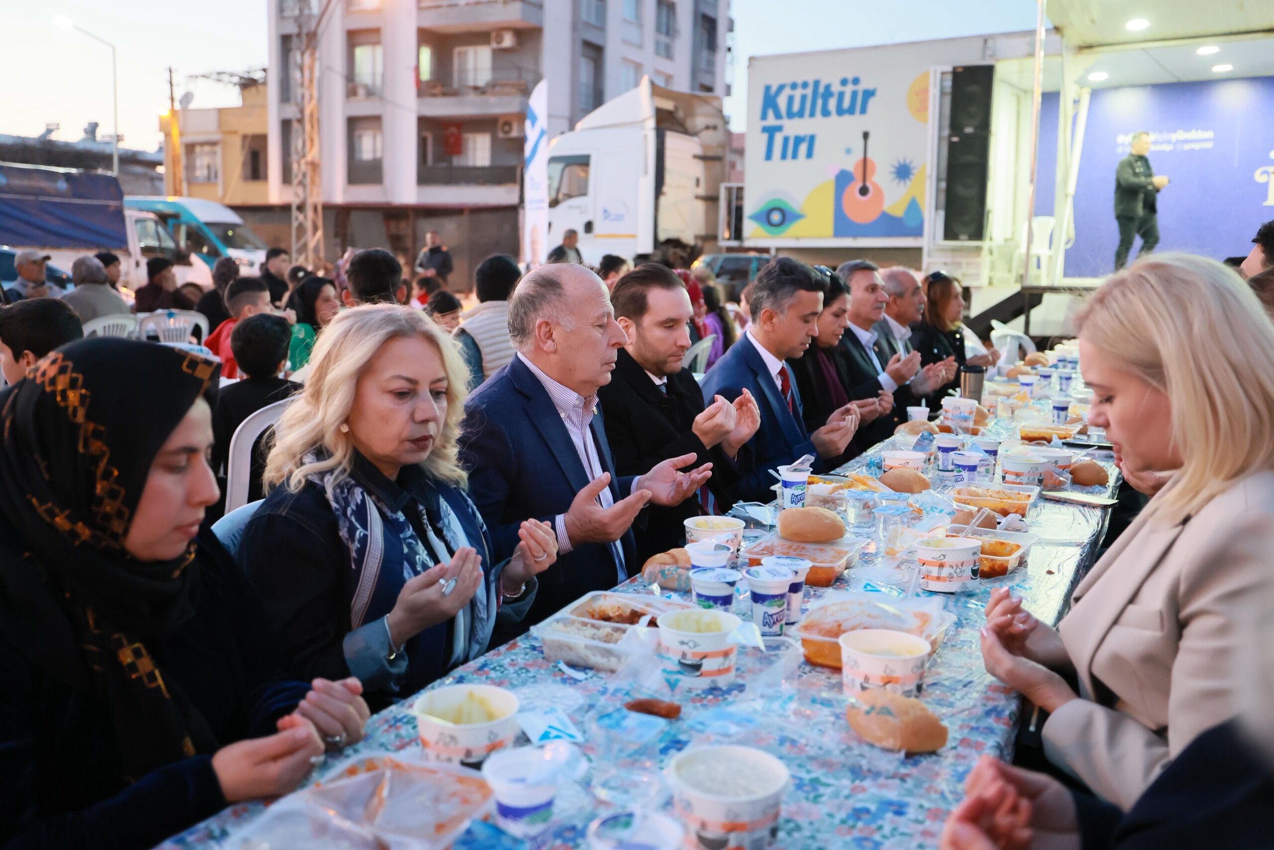 Yüreğir’de İftar Sofrası Kuruldu Vatandaşlar Bir Araya Geldi (1)