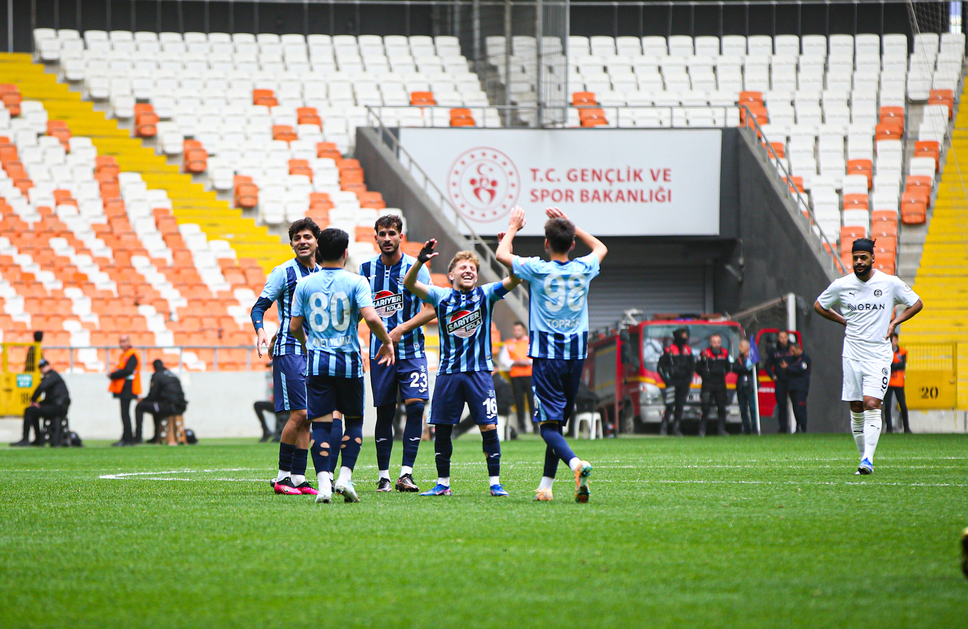 Adana Demirspor Ligdeki Ilk Galibiyetini Manisa'ya Karşı Aldı 2 1-1