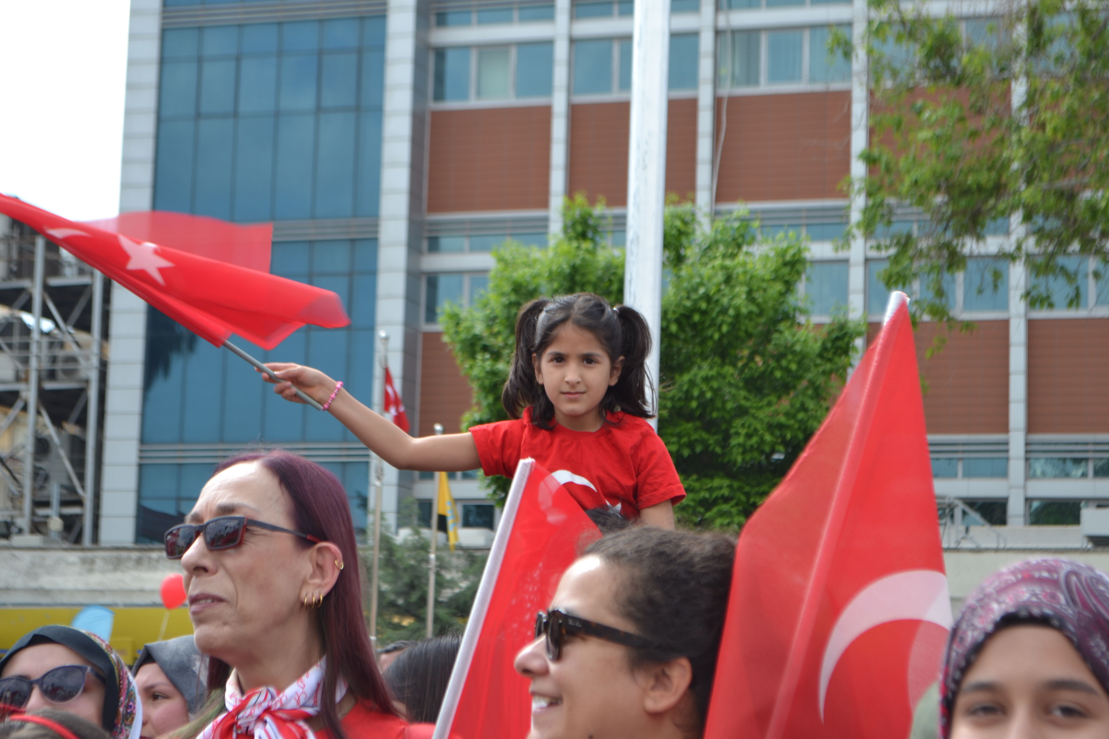 Adana’da 23 Nisan Coşkusu Geleceğin Teminatı Çocuklar Meydanları Doldurdu! (2)