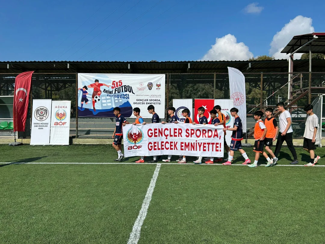 Adana’da 5X5 Futbol Turnuvası Tamamlandı Gençler Sahada Gelecek Güvende (1)