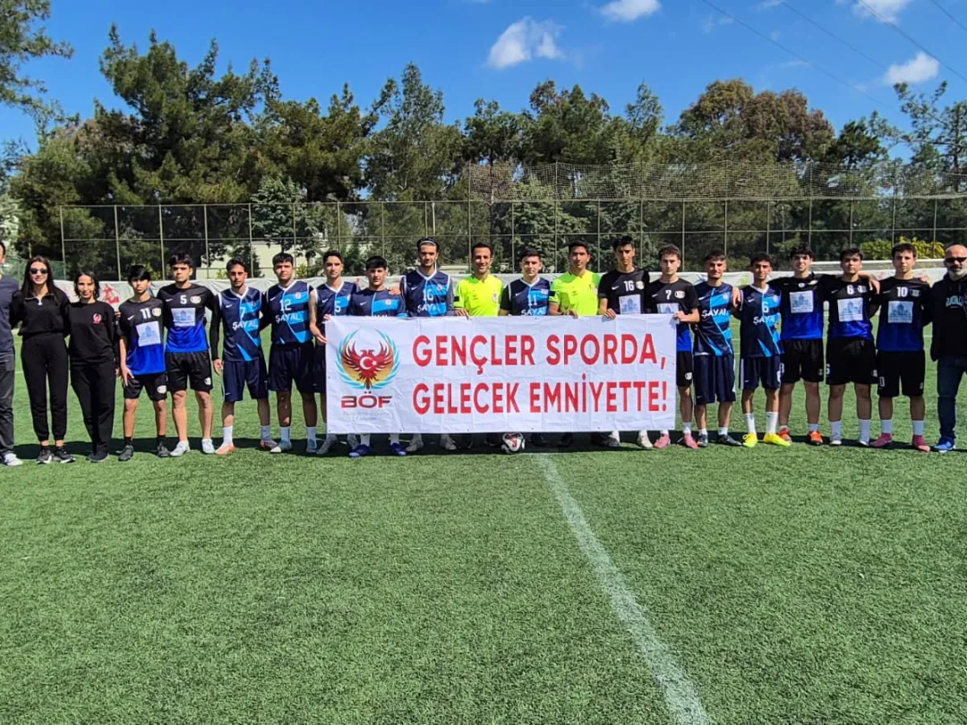 Adana’da 5X5 Futbol Turnuvası Tamamlandı Gençler Sahada Gelecek Güvende (3)