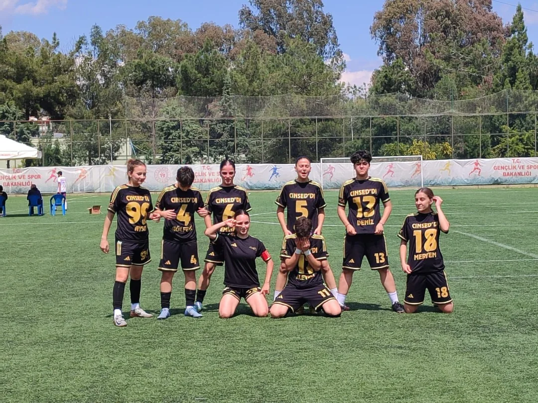 Adana’da 5X5 Futbol Turnuvası Tamamlandı Gençler Sahada Gelecek Güvende (4)
