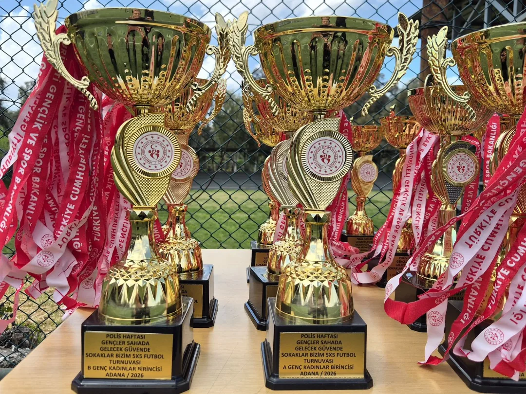 Adana’da 5X5 Futbol Turnuvası Tamamlandı Gençler Sahada Gelecek Güvende (5)