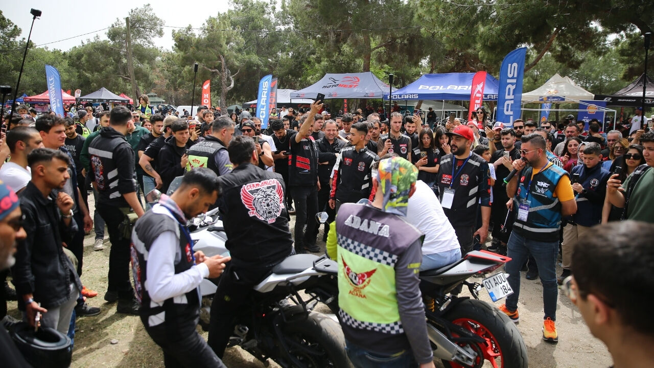 Adana’da Adrenalin Zirve Yaptı! Yüzlerce Motosiklet Aynı Anda Yollara Çıktı (1)