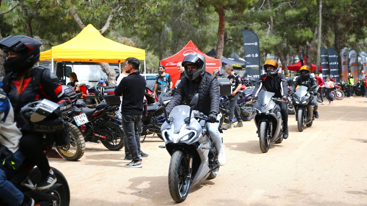 Adana’da Adrenalin Zirve Yaptı! Yüzlerce Motosiklet Aynı Anda Yollara Çıktı (2)