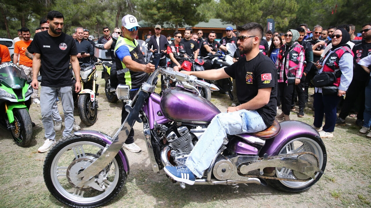 Adana’da Adrenalin Zirve Yaptı! Yüzlerce Motosiklet Aynı Anda Yollara Çıktı (3)