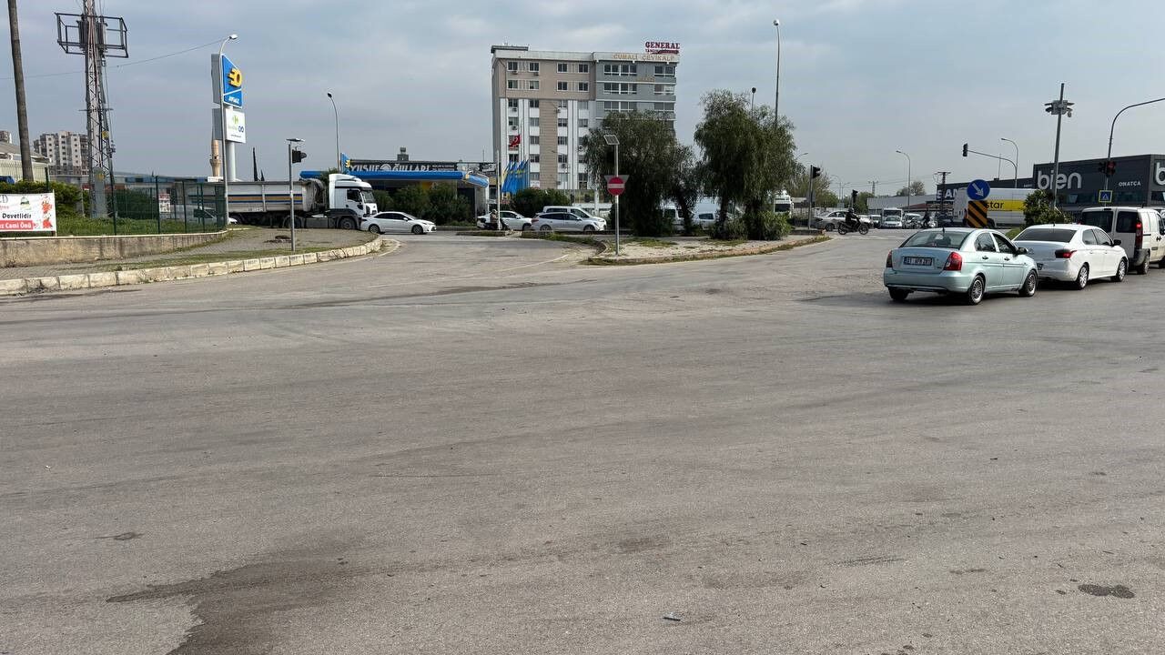 Adana'da Akılalmaz Anlar Otomobilin Çarptığı Elektrikli Bisiklet Ikiye Bölündü (1)-1