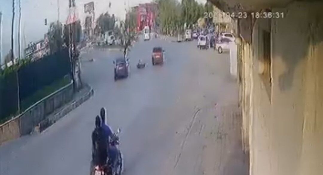 Adana'da Akılalmaz Anlar Otomobilin Çarptığı Elektrikli Bisiklet Ikiye Bölündü (2)