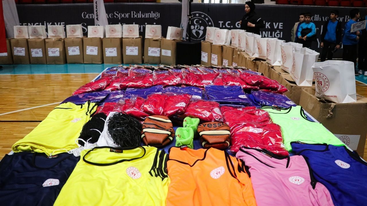Adana’da Çocuklara Spor Desteği 10 Bin Malzeme Dağıtıldı (2)