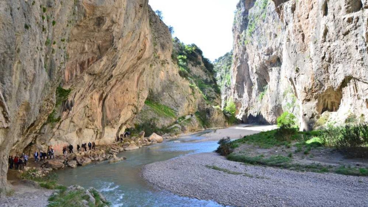 Adana’da Doğanın Saklı Cenneti Yerköprü Büyülüyor