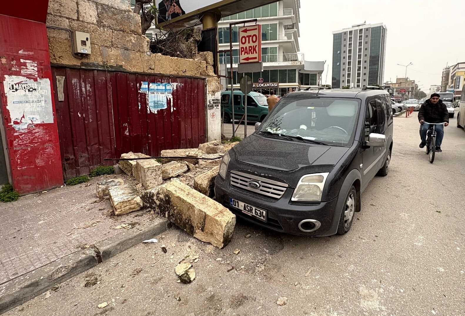 Adana’da Duvar Çöktü, Araç Zarar Gördü (2)