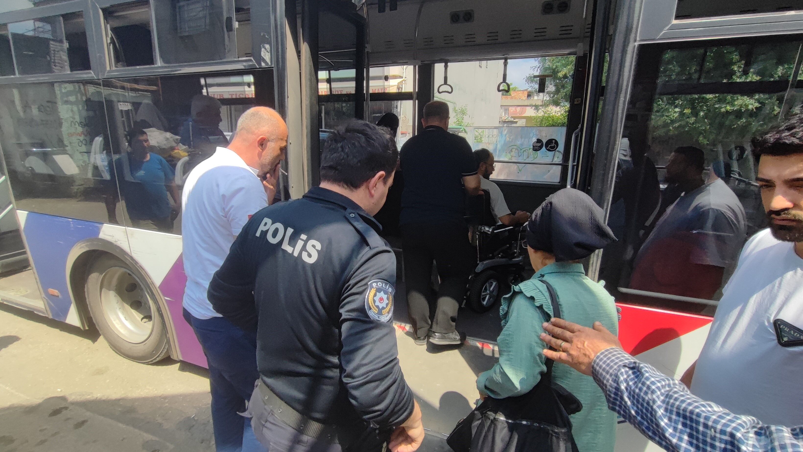 Adana’da Engelli Vatandaş Otobüse Alınmadı Polis Eşliğinde Binebildi (2)