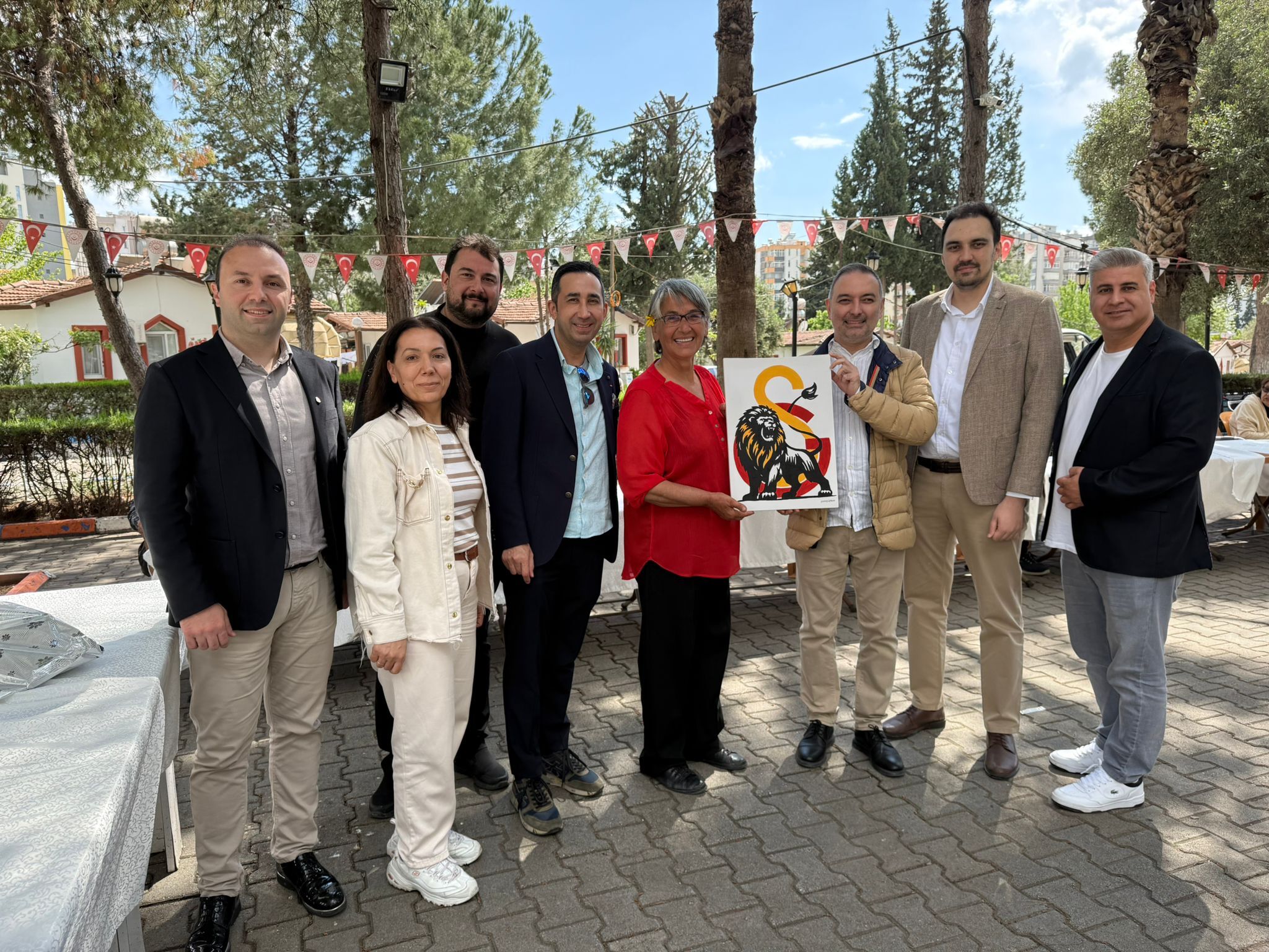 Adana’da Galatasaray Taraftarları Huzurevi Sakinlerini Ziyaret Etti (2)
