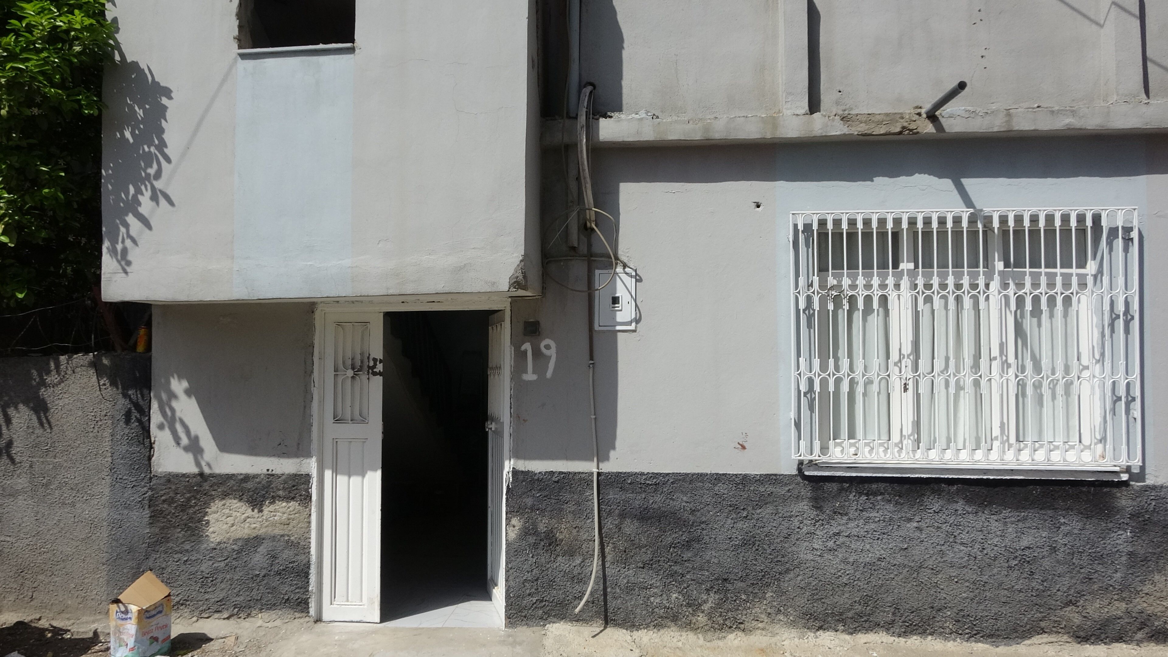 Adana’da Kasklı Saldırgan Dehşet Saçtı Eve Kurşun Yağdırdı! (2)