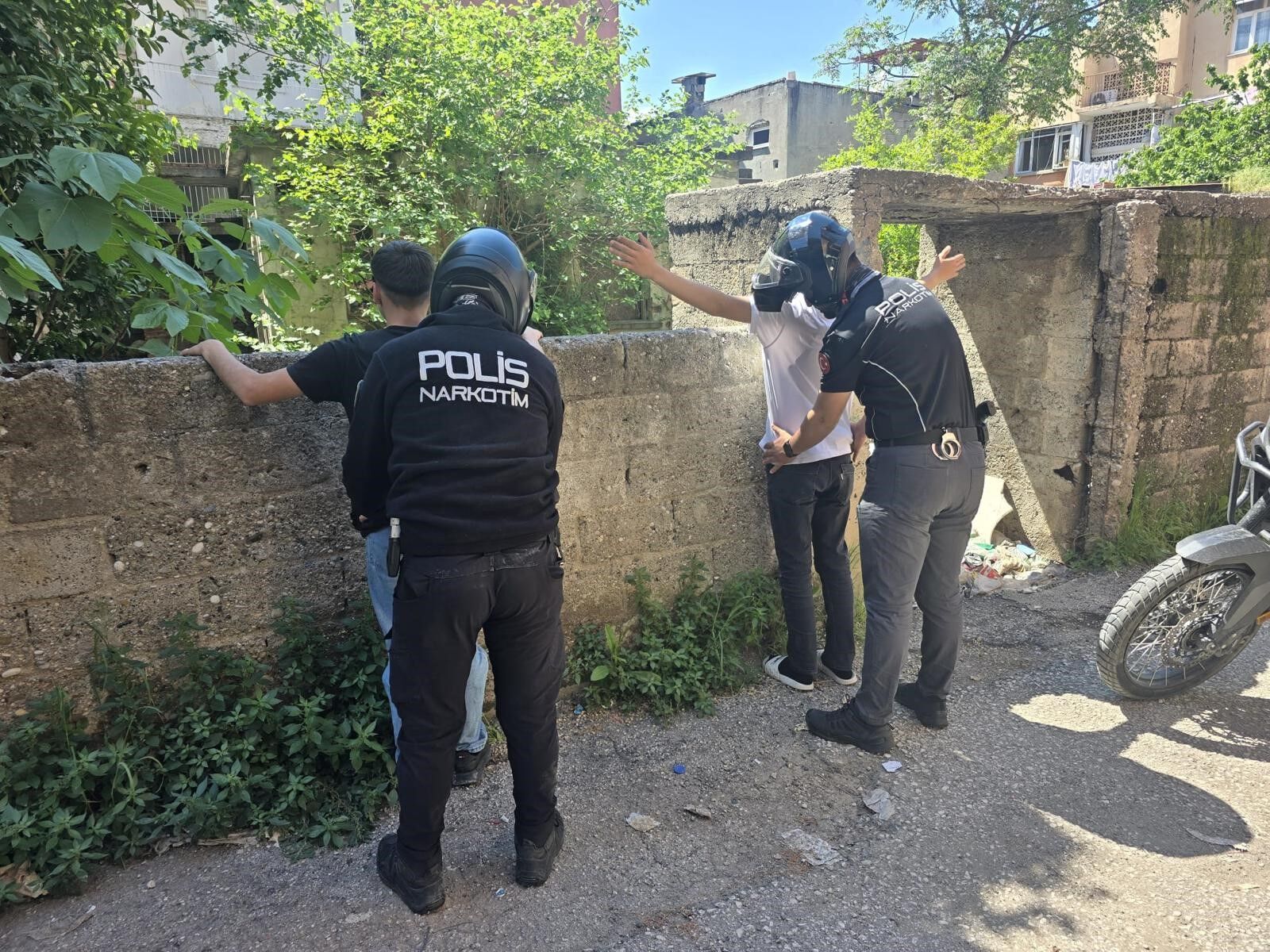 Adana’da Metruk Binalara Narkotik Denetimi Yapıldı (2)