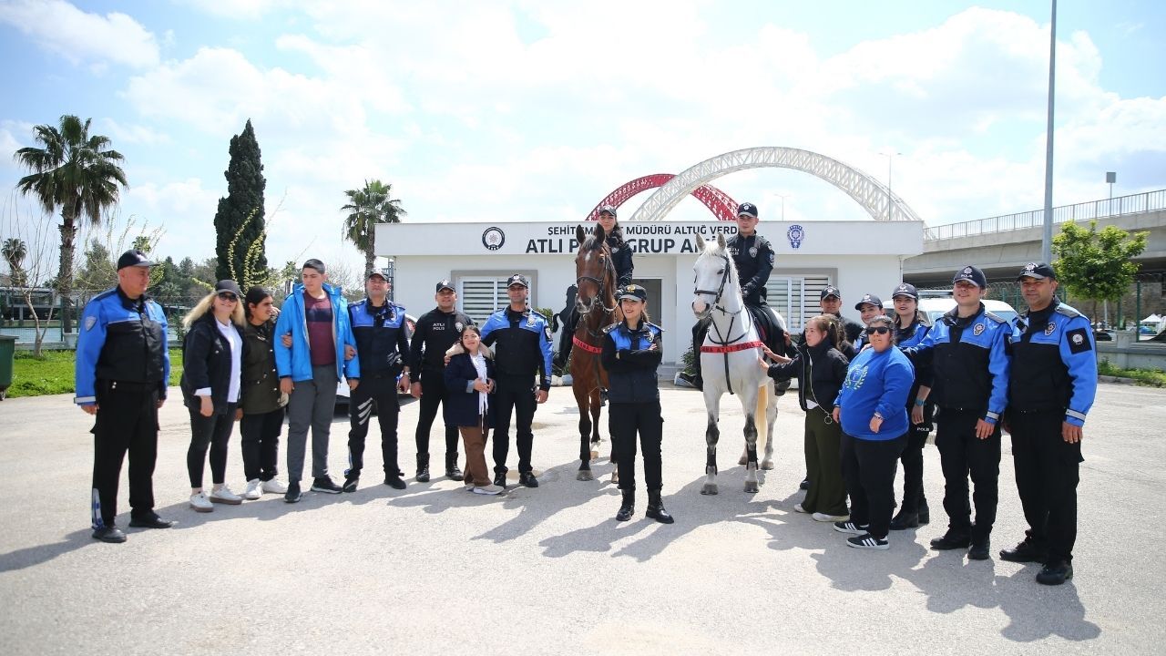 Adana’da Özel Gereksinimli Çocuklardan Polislere Anlamlı Ziyaret (1)