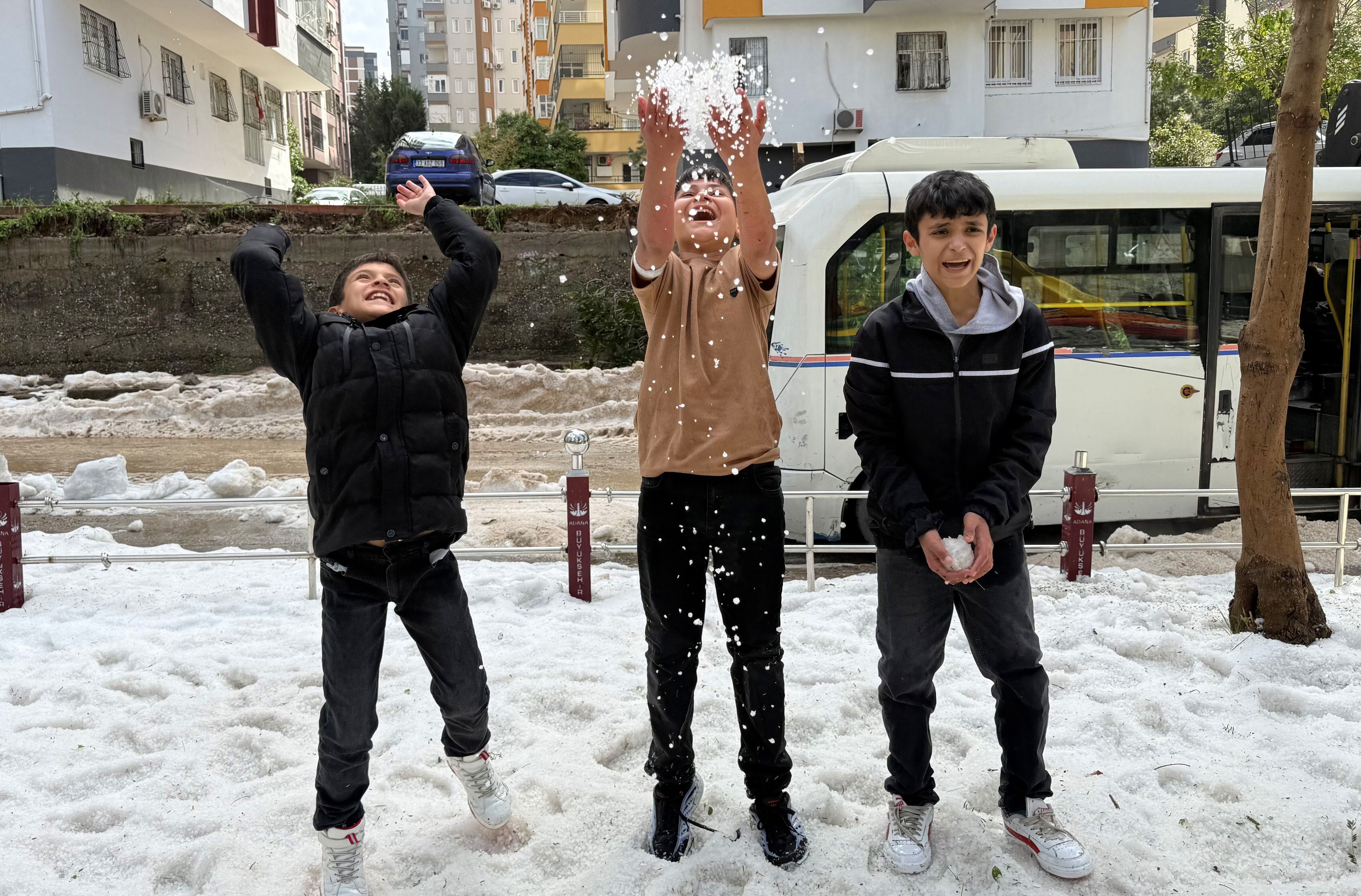 Adana’da Şaşırtan Manzara Dolu Yağdı, Çocuklar Bayram Etti! (4)