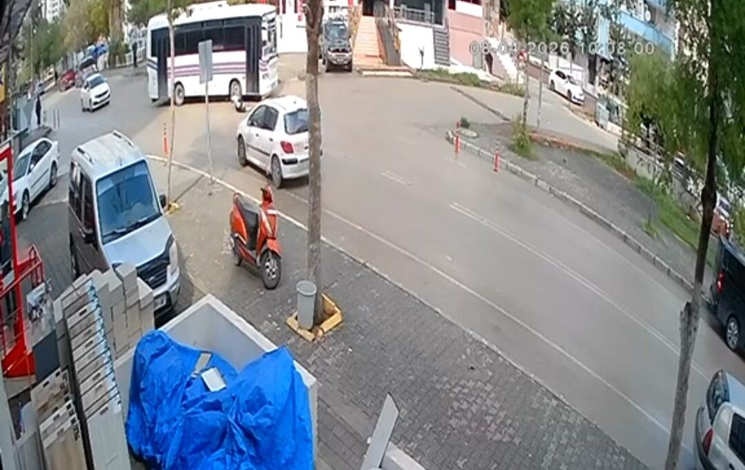 Adana’da Toplu Taşımada Korkunç Kaza Yolcu Ağır Yaralandı (3)