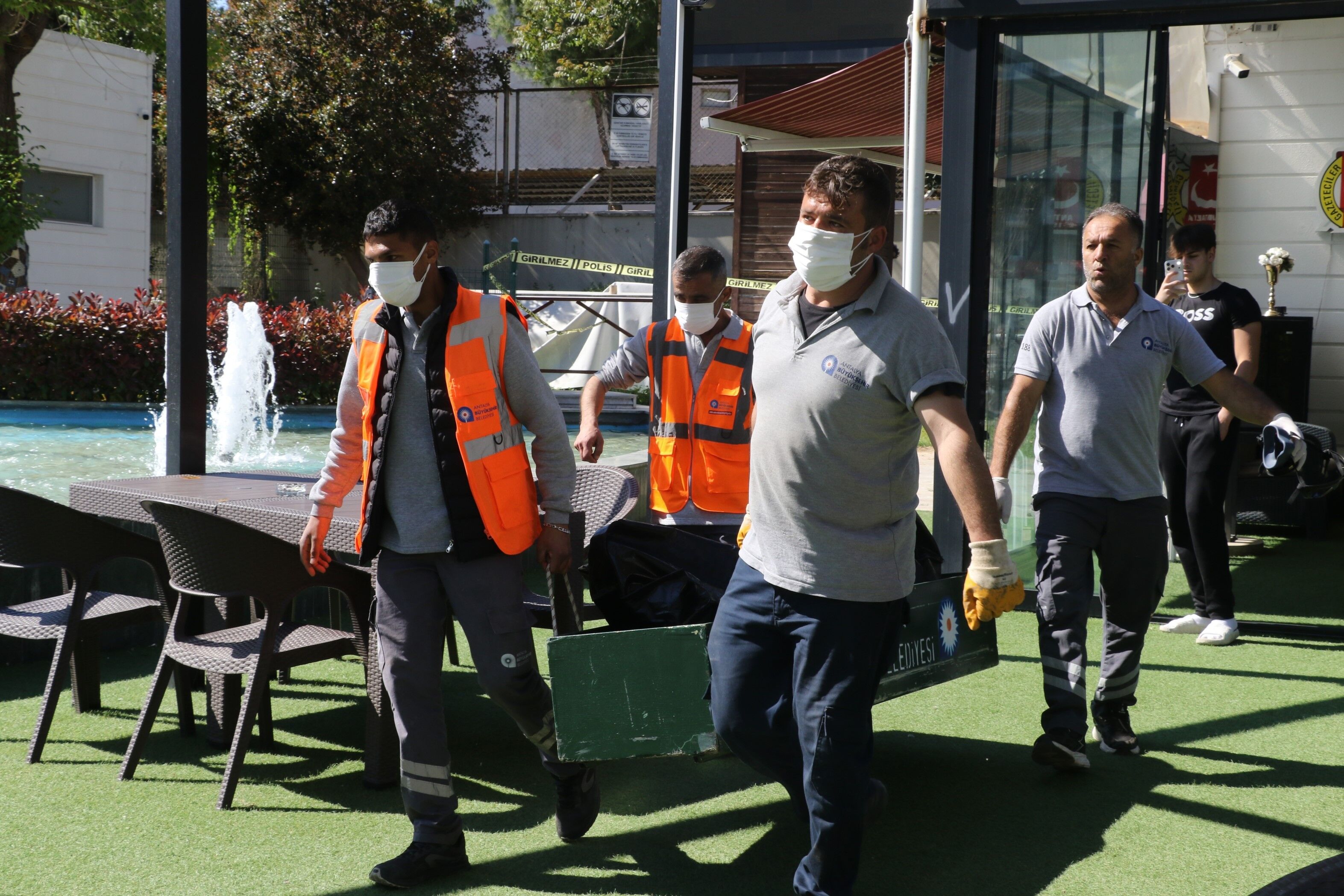 Ağır Koku Gerçeği Ortaya Çıkardı Panodan Ceset Çıktı (2)