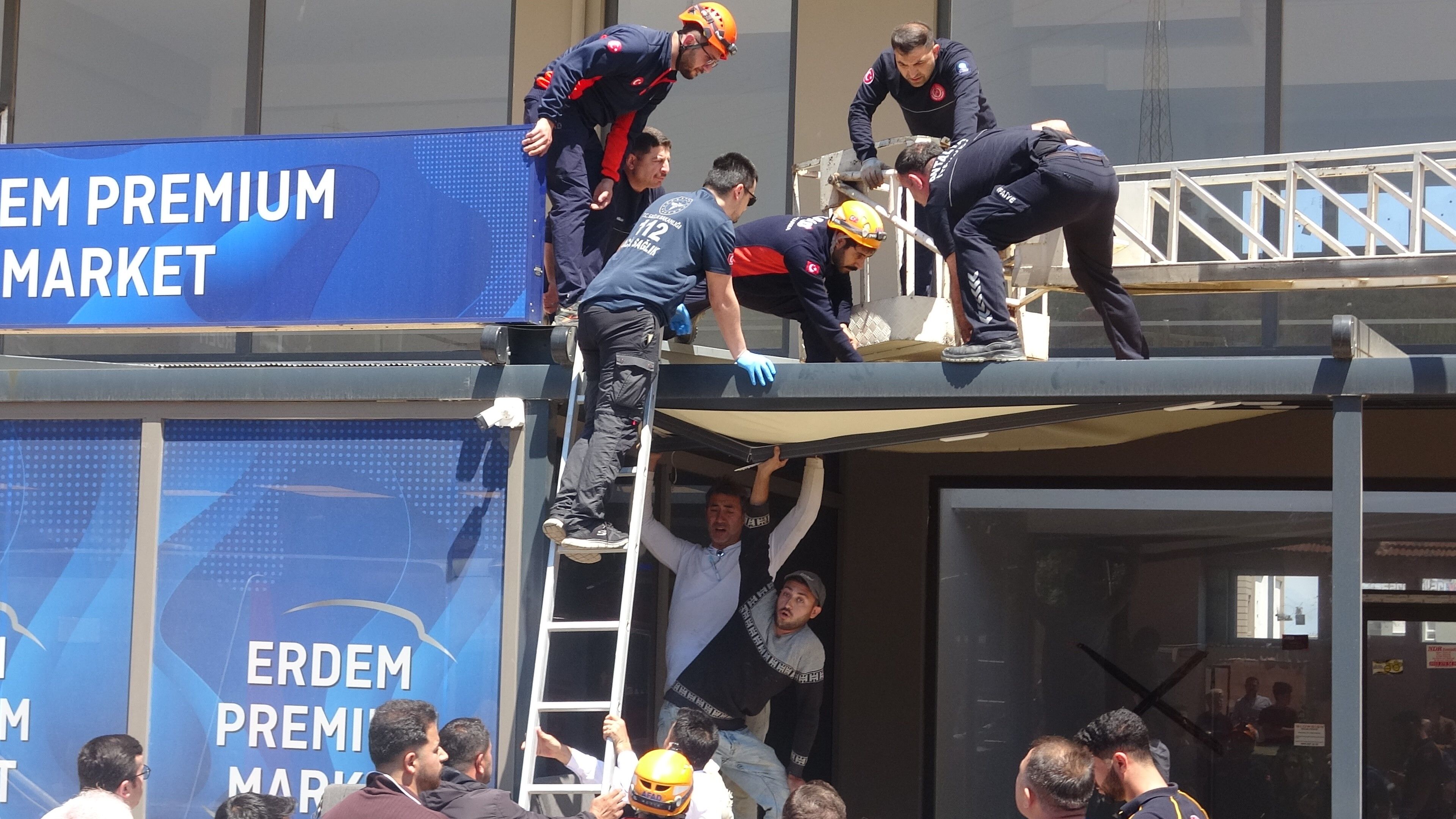 Antalya’da Mucize Kurtuluş! 4. Kattan Düştü, Tenteye Takıldı (1)