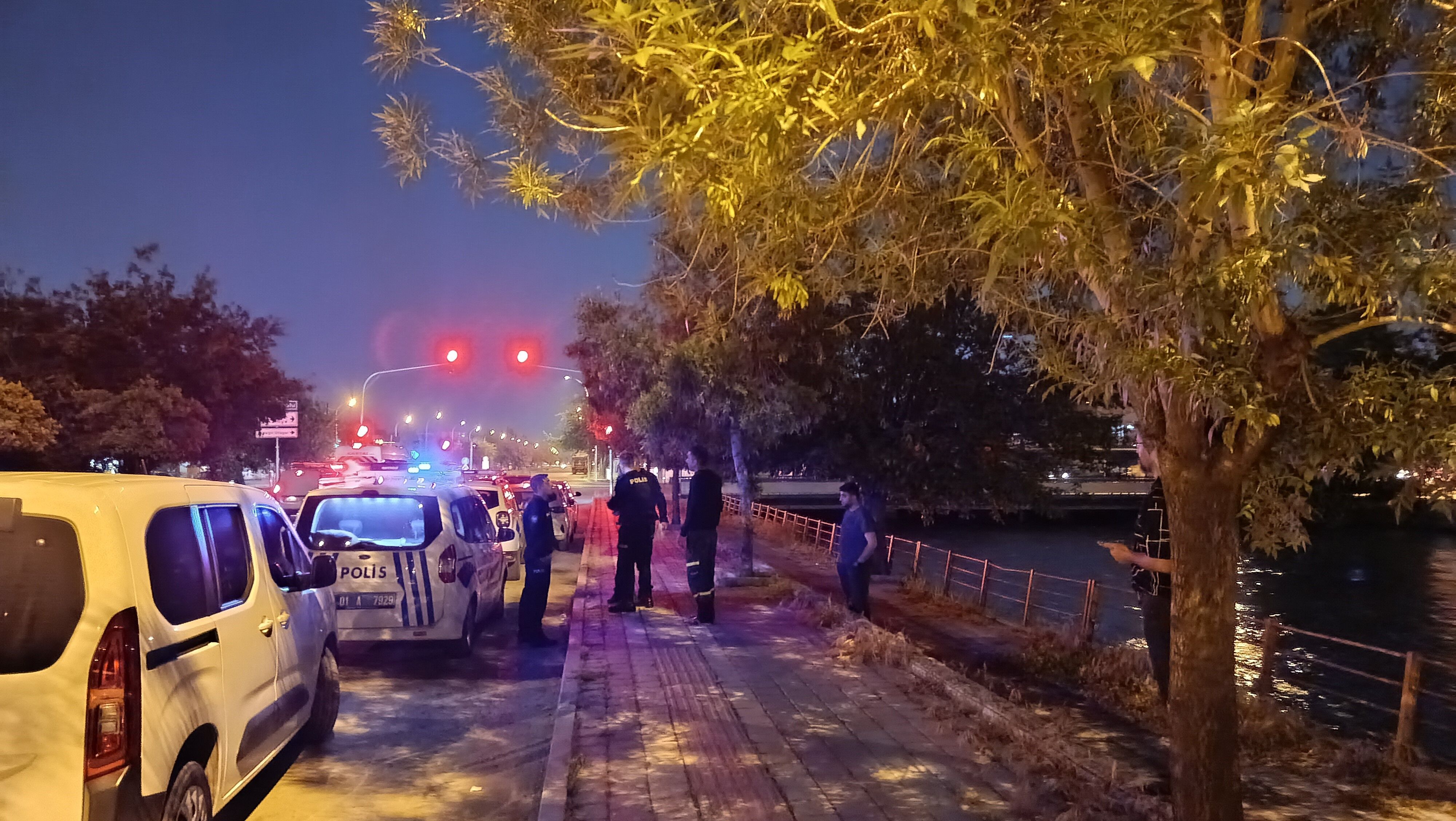 Arkadaşıyla Otururken Kanala Düştü, Akıntıya Kapılıp Kayboldu (2)