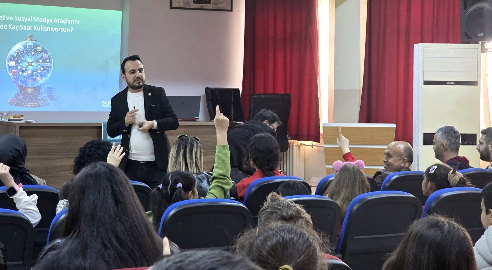 Atü’den Gençlere Kritik Eğitim “Haber Dedektifi” Sahada (2)