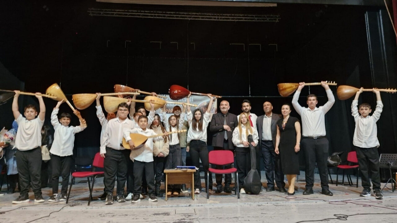 Ceyhan’da Bağlama Rüzgarı (1)