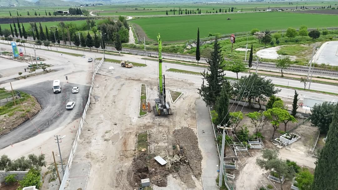 Ceyhan’da Tarihi Adım İlçenin İlk Araç Üst Geçit Köprüsü Yükseliyor (1)