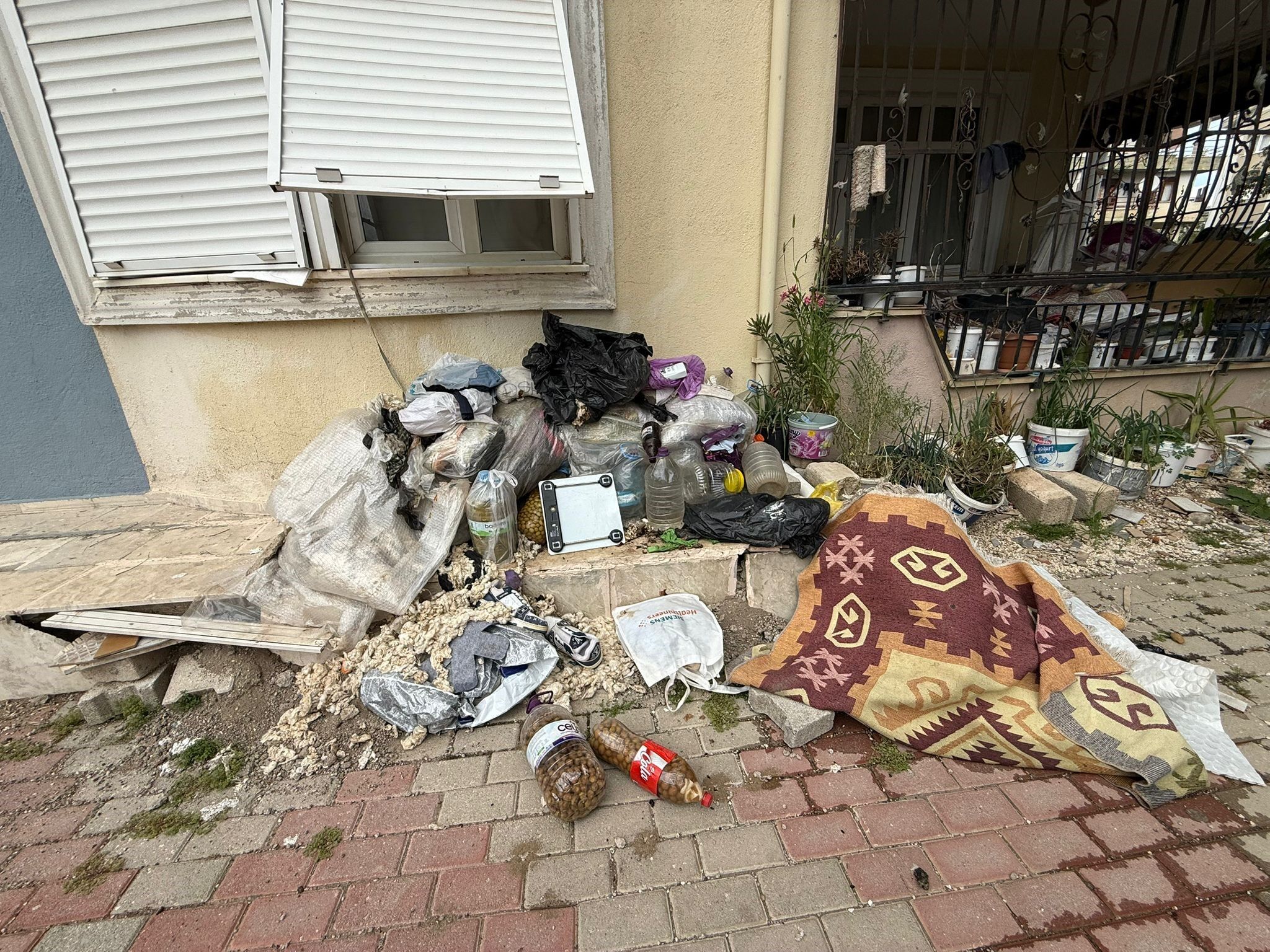 Çöp Ev Kabusu Büyüyor Apartmanı Fare Ve Böcek Bastı (2)