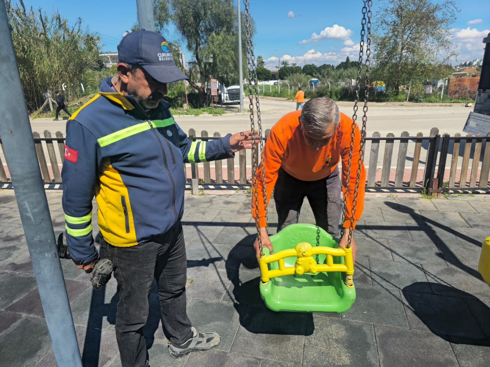 Çukurova’da Parklar Bahar Temizliğiyle Yenileniyor (3)