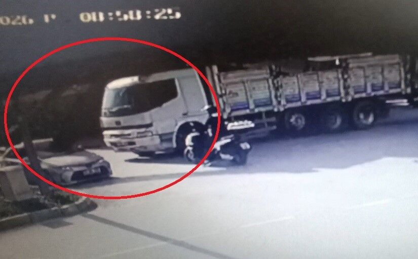 Dehşet Anı Kamerada Kamyondan Savrulan Demirler Araca Saplandı (2)