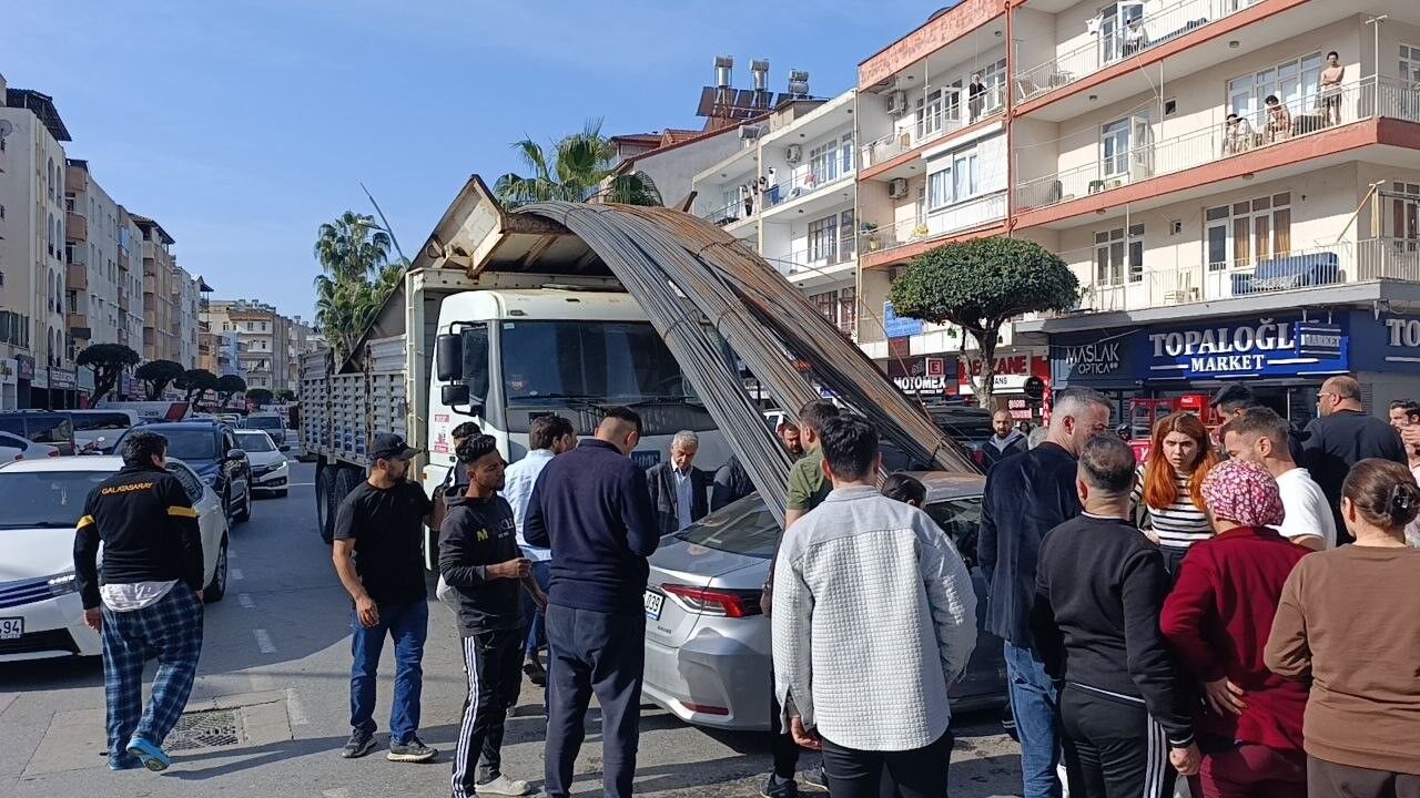 Dehşet Anı Kamerada Kamyondan Savrulan Demirler Araca Saplandı (3)