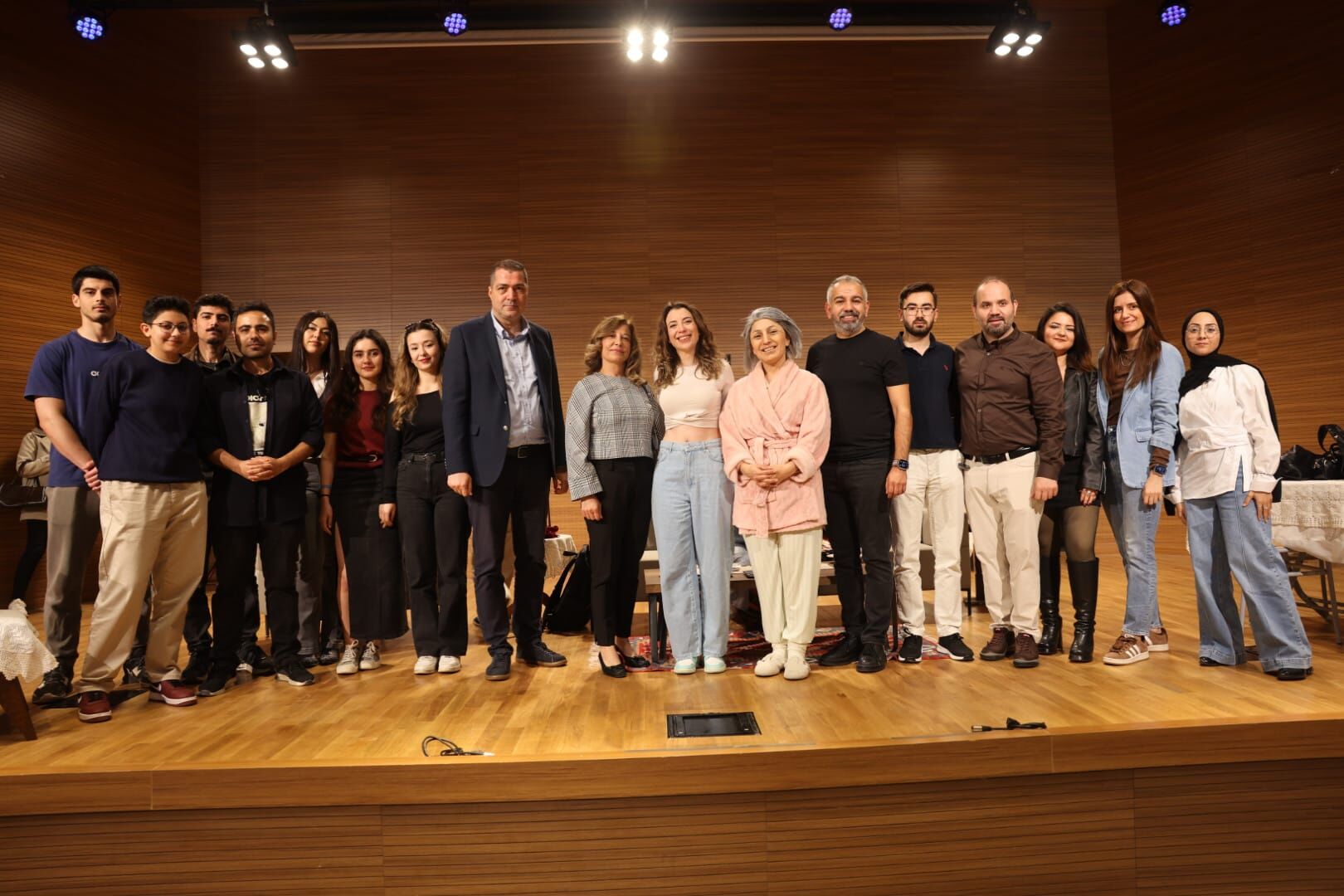 Demans Pratiği Tiyatro Oyunu Adana’da Sahnelendi Foto (3)
