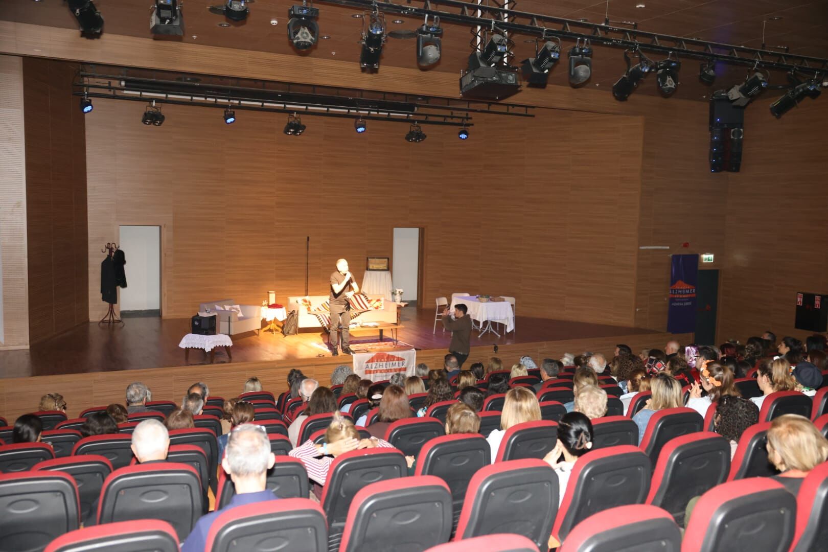 Demans Pratiği Tiyatro Oyunu Adana’da Sahnelendi Foto (9)