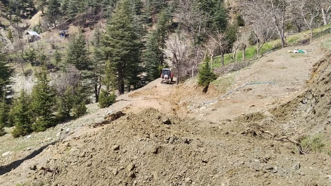 Feke’de Zarar Gören Yollar Onarılıyor (1)
