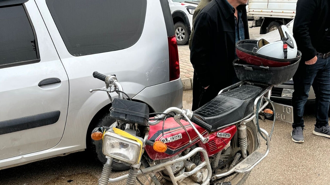 Kozan’da Otomobille Çarpışan Motosiklet Sürücüsü Yaralandı (1)