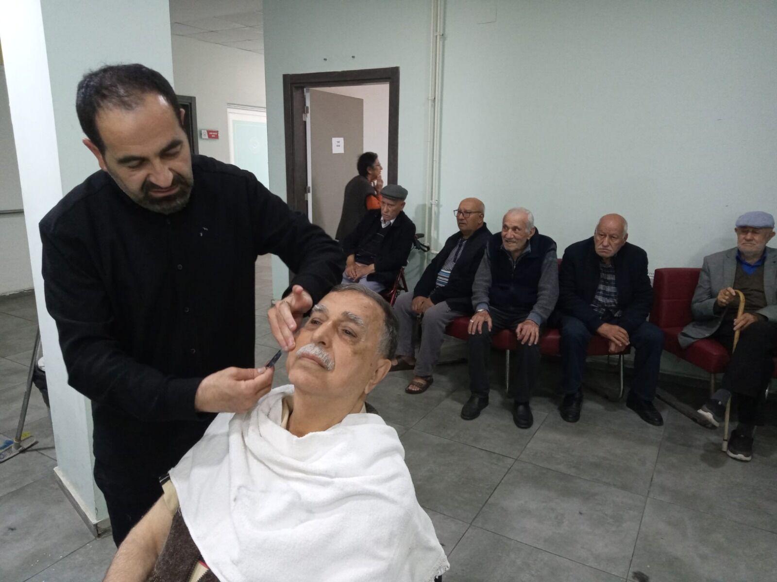 Mustafa Beyaz Kuaför, Yaşlılara Ücretsiz Tıraş Ve Bakım Hizmeti Verdi 4