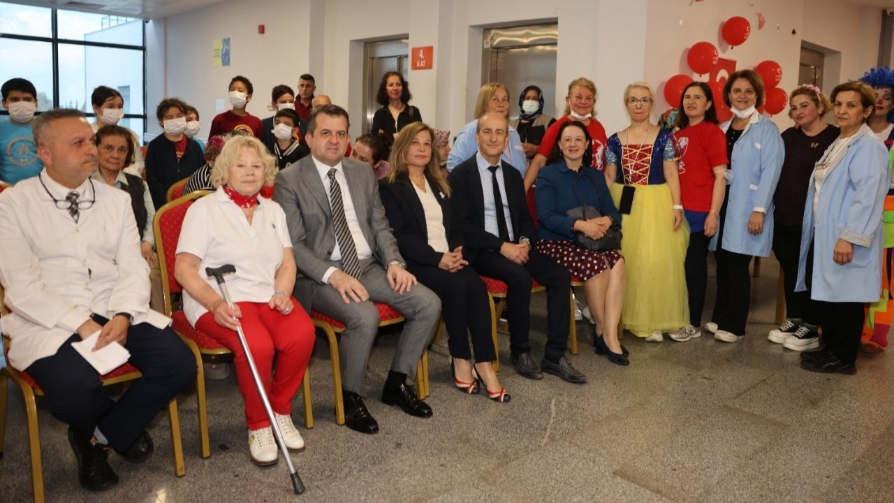Rektör Beriş’ten Onkoloji Hastası Çocuklara 23 Nisan Ziyareti (1)