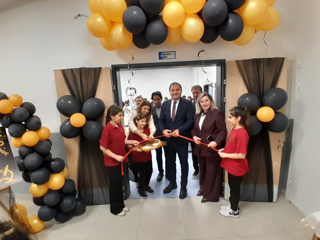 Seyhan’da Bilim Rüzgarı Genç Kaşifler Tübi̇tak 4006 Fuarı’nda Projelerini Tanıttı (2)