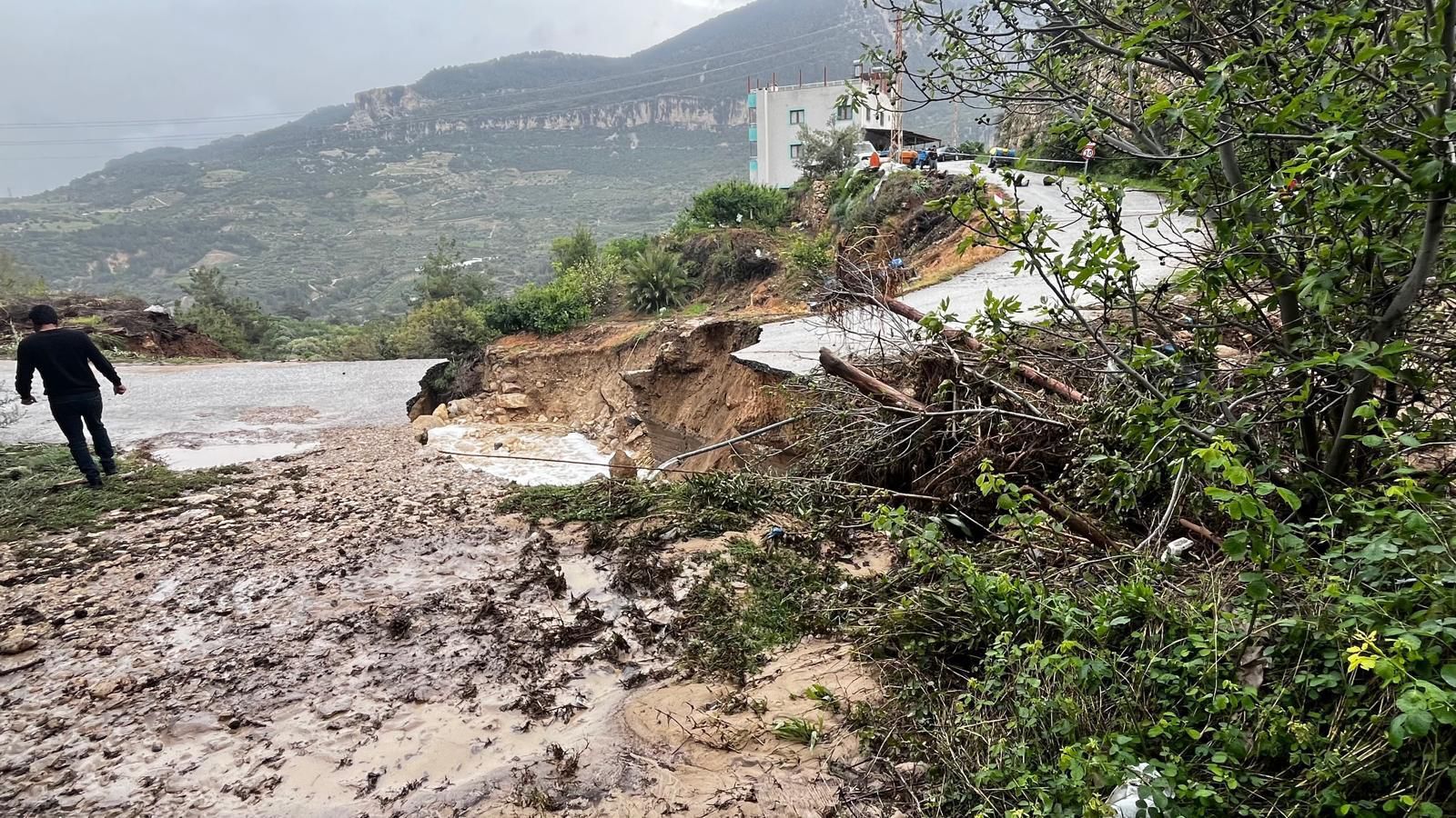 Silifke’de Sağanak Alarmı Yol Çöktü, Ağaçlar Devrildi (2)