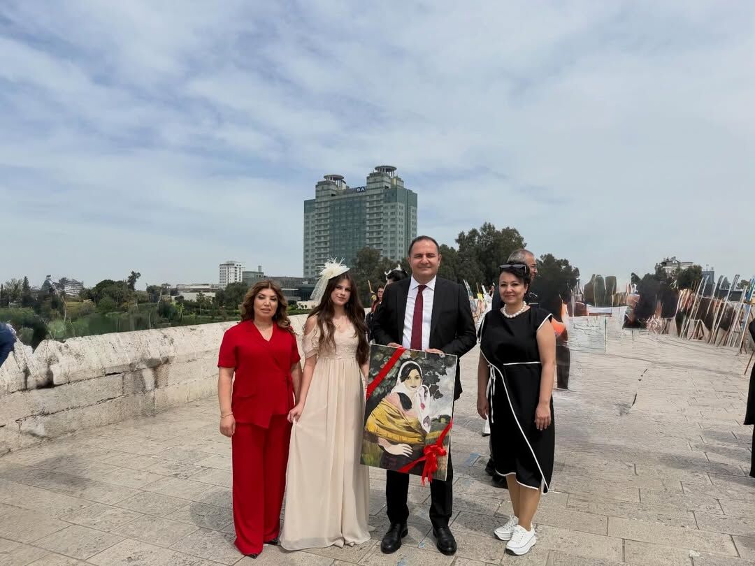 Tarihi Taş Köprü’de Sanat Rüzgarı “Bir Tuval Bin Karakter” Sergisi Büyüledi (2)