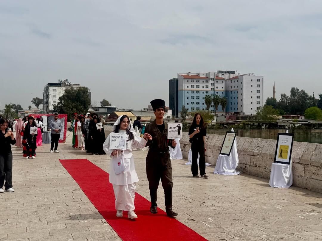 Tarihi Taş Köprü’de Sanat Rüzgarı “Bir Tuval Bin Karakter” Sergisi Büyüledi (3)