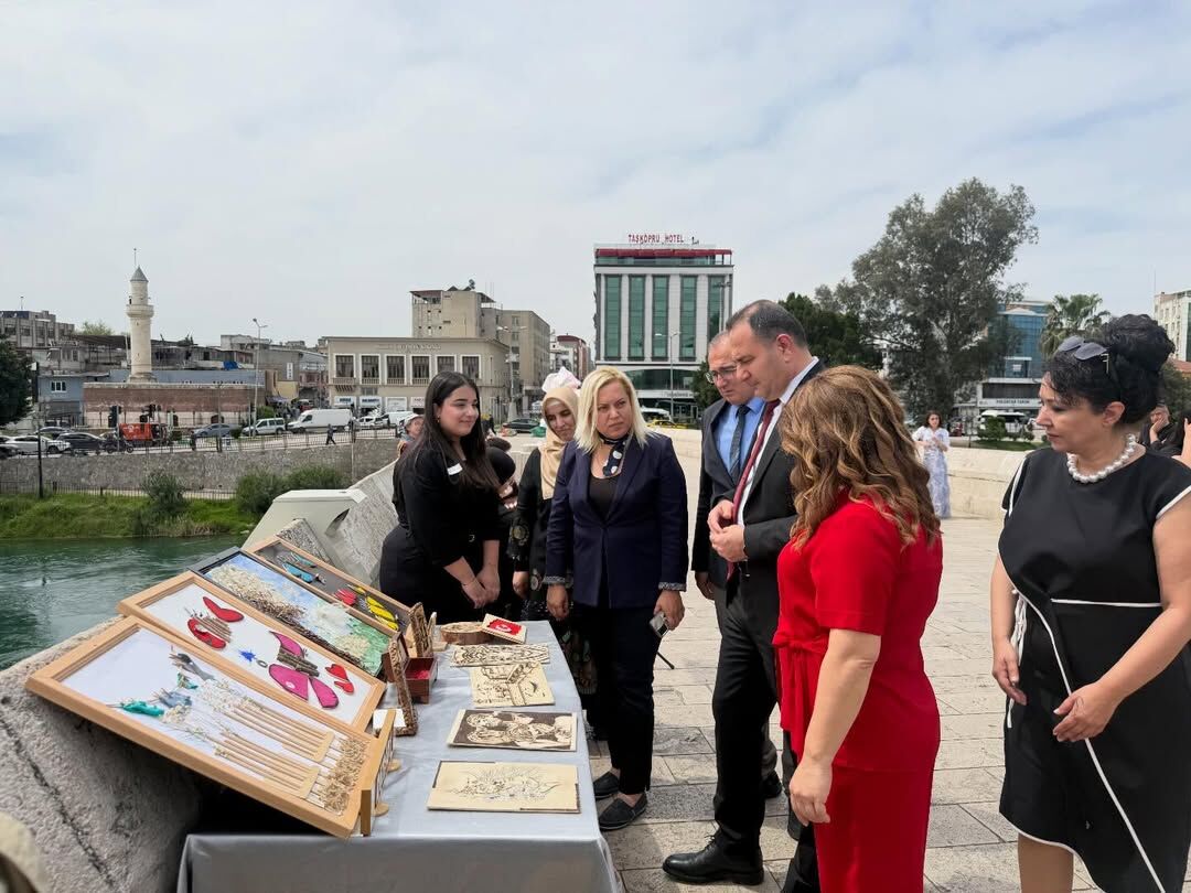 Tarihi Taş Köprü’de Sanat Rüzgarı “Bir Tuval Bin Karakter” Sergisi Büyüledi (5)