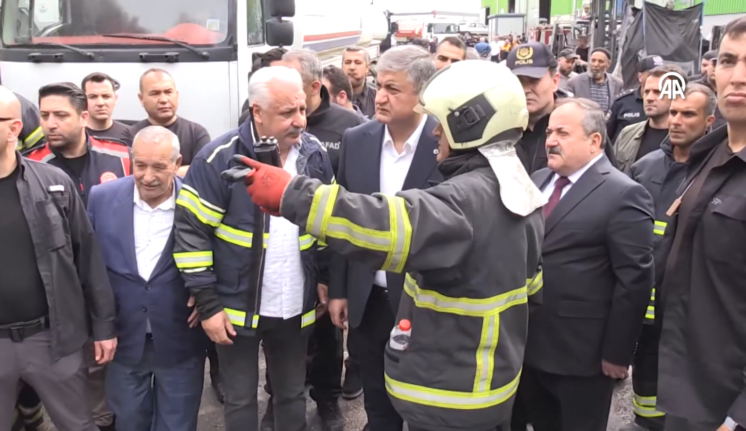 Vali Yavuz Yangın Bölgesinde Konuştu Alevler 5 Iş Yerine Sıçradı (2)