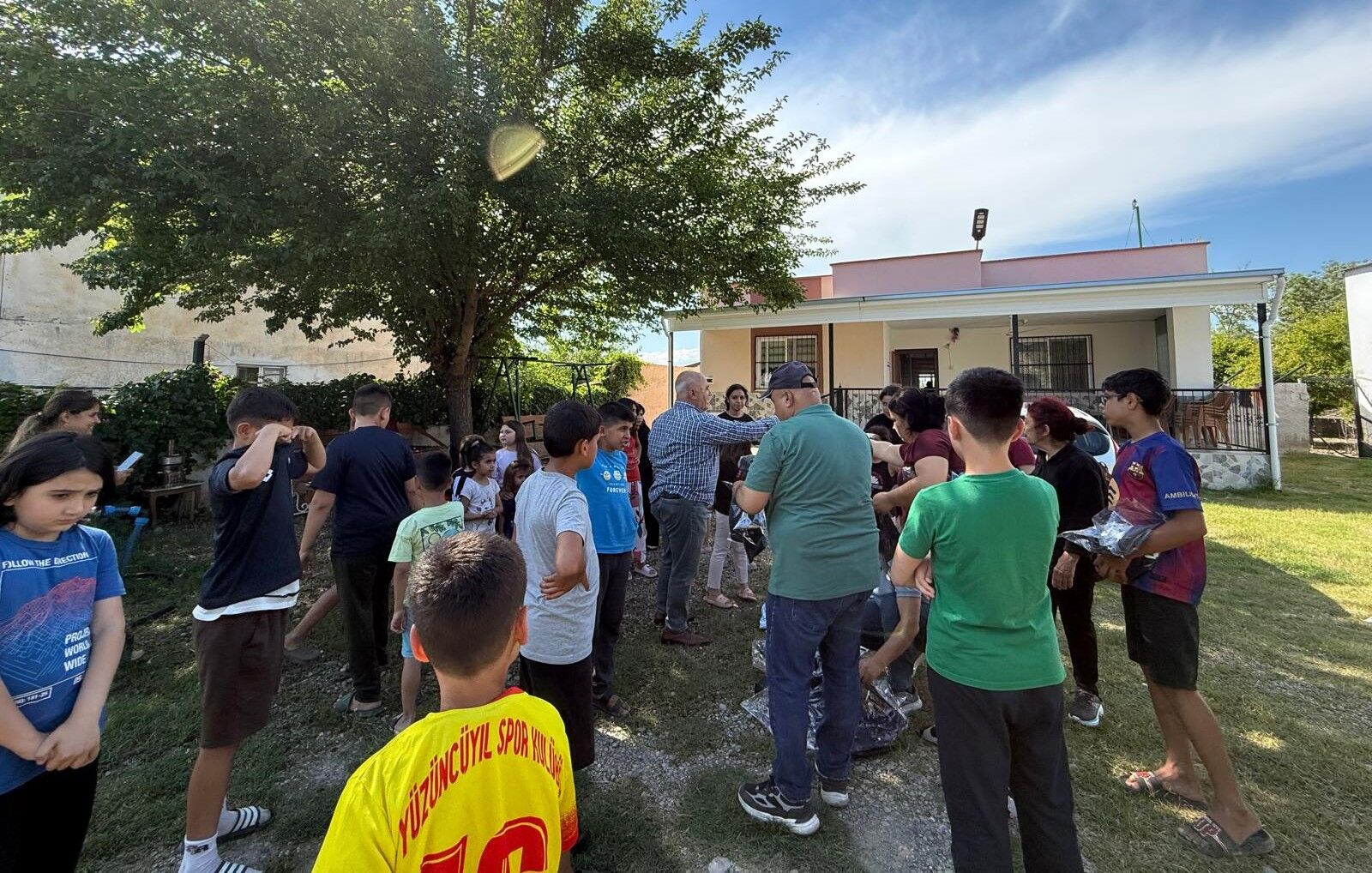 100.Yılspor Başkanı Ünsal Kamışoba’da Çocukları Sevindirdi3
