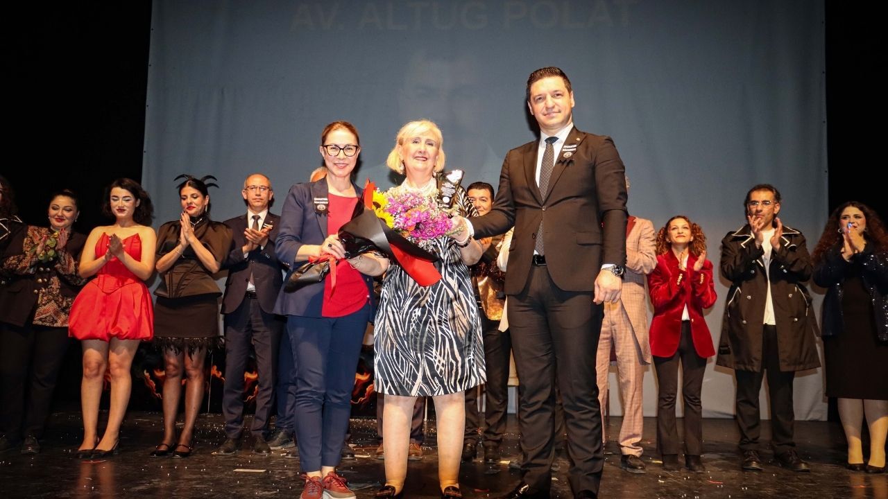 Adana Barosu’ndan Tiyatro Gecesi Hukukçular Sahnede Buluştu
