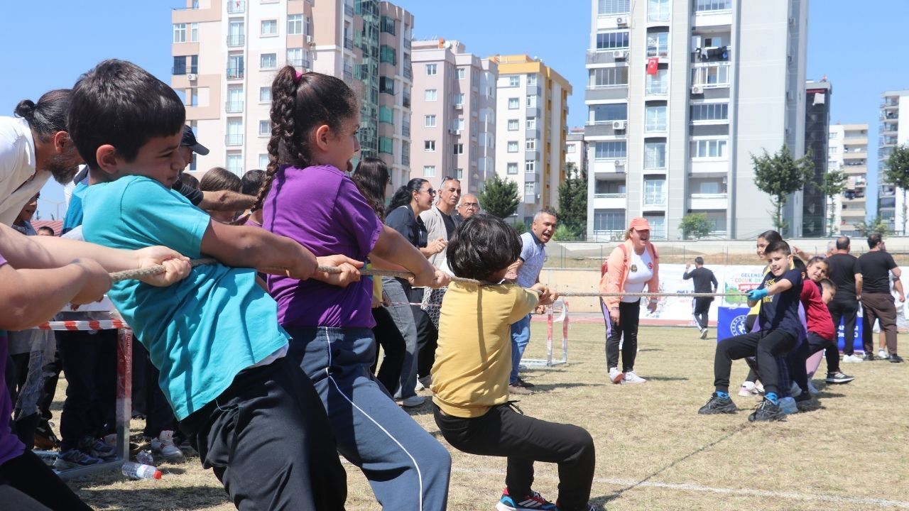 Adana’da 1500 Öğrenci Geleneksel Oyunlarda Yarıştı (1)