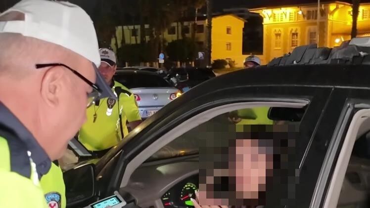 Adana’da “Anksiyetem Tuttu” Diyerek Polise Çarpıp Kaçtı (1)
