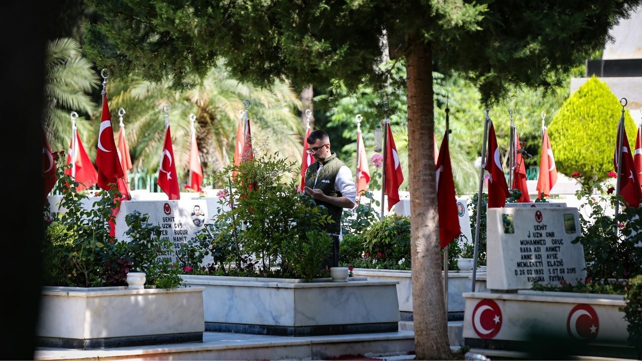 Adana’da Arife Günü Şehitliklere Ziyaretçi Akını (1)